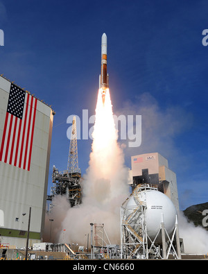 Eine United Launch Alliance Delta IV Medium+ (5,2) startet vom Vandenberg Air Force Base, Kalifornien, 3. April 2012. Der Start war das erste Delta IV Medium Launch Vehicle des Verteidigungsministeriums, das mit einer 5-Meter-Nutzlastverkleidung und zwei soliden Raketenmotoren ausgestattet war. Stockfoto
