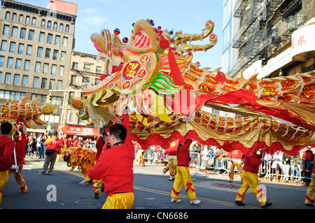Ein Drache in der chinesischen Neujahrsparade, NYC, 6. Februar 2011. Stockfoto