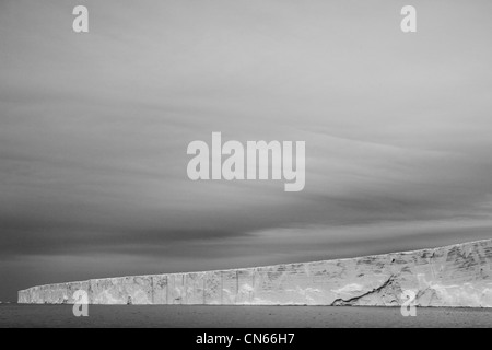 Norwegen, hängen Svalbard, Nordaustlandet, niedrige Wolken über Eis Gesicht des Brasvellbreen Icefield stürmischen Sommermorgen Stockfoto