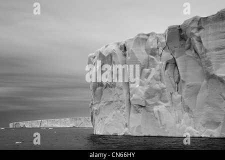 Norwegen, hängen Svalbard, Nordaustlandet, niedrige Wolken über Eis Gesicht des Brasvellbreen Icefield stürmischen Sommermorgen Stockfoto