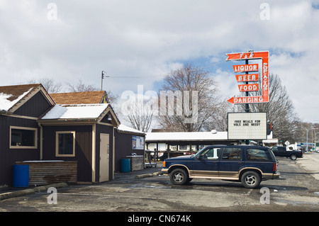 Schild am Pop Top Taverne Werbung kostenlose Mahlzeiten für freiwillige und Bedürftigen nach dem 2. März 2012-Tornado in neue Pekin, Indiana Stockfoto