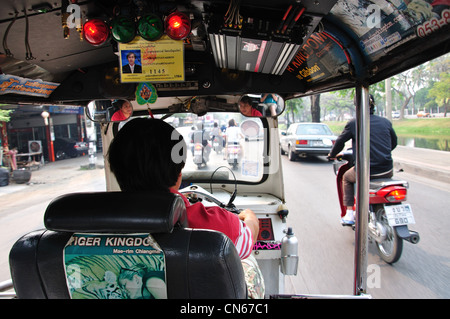 Sicht auf die Straße von hinten ein Tuk-Tuk-Taxi, Chiang Mai, Provinz Chiang Mai, Thailand Stockfoto