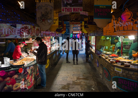 Indoor Essen Arcade mit kontinentalen Speisen Stände Camden Market, Camden Town, London, England Stockfoto