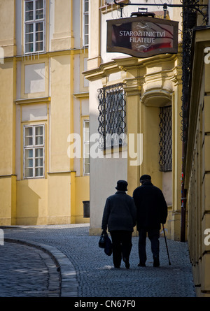 Altes Ehepaar auf Dominikánská Straße, in der alten Stadt Brünn. Stockfoto