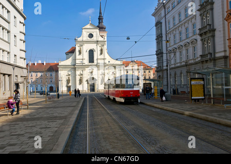 Foto von Jostova Straße in Brünn, historische St. Thomas-Kirche in den Rücken. Stockfoto