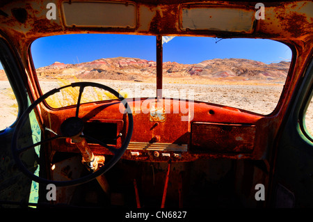 Wüste Ansicht aus dem Inneren von einem verlassenen LKW im südlichen Utah. Stockfoto