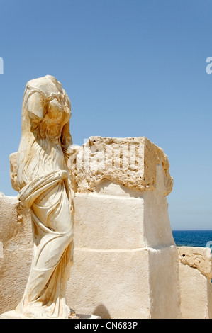 Sabratha. Libyen. Ansicht der kopflose aber wunderschön geformten und drapierten Marmorstatue Frauengestalt mit Blick aufs Meer Stockfoto