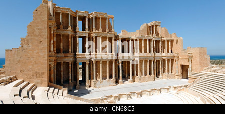 Libyen. Blick auf die Bühne, Gebäude, Orchester-Abschnitt und halbkreisförmige Cavea Auditorium des restaurierten antiken römischen Theater. Stockfoto