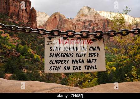 Warnschild am Rand der Klippe im Zion Canyon Utahs. Stockfoto