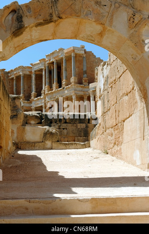 Sabratha. Libyen. Eingeschränkte Sicht auf die Bühne durch eine gewölbte Saal unteren Eingang des antiken römischen Theaters zu bauen. Stockfoto