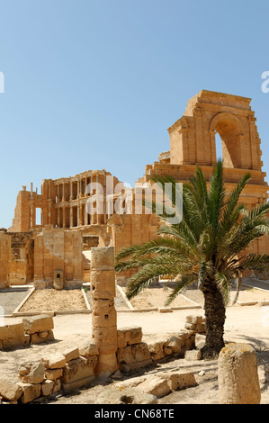 Sabratha. Libyen. Teilansicht eines Abschnitts des gewölbten äußeren Rings - Bühne des römischen Theaters in die Rückseite der Gebäude. Stockfoto