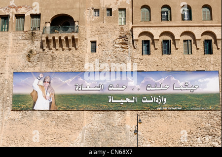 Tripolis. Libyen. Zeigen Sie eine Plakatwand mit Libyens ehemaligen und jetzt tot ikonischen Leitfigur, Oberst Muammar Qaddafi. Stockfoto