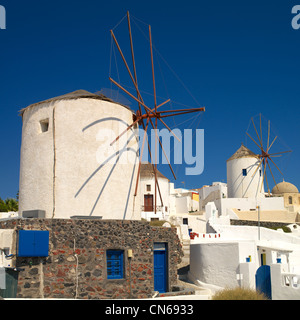 Traditionellen Windmühlen auf der Insel Santorini, Griechenland. Stockfoto