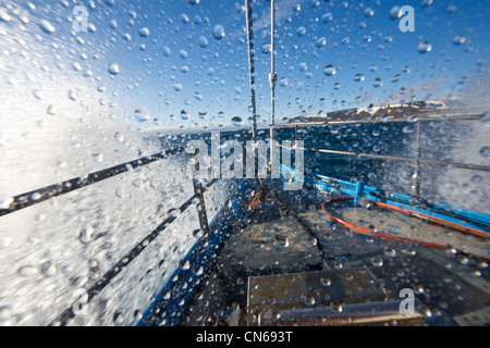 Norwegen, Spitzbergen, Nordaustlandet, Yacht SV Arctica Segeln durch schwere See in Hinlopen-Straße am Sommerabend Stockfoto