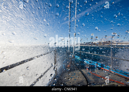 Norwegen, Spitzbergen, Nordaustlandet, Yacht SV Arctica Segeln durch schwere See in Hinlopen-Straße am Sommerabend Stockfoto