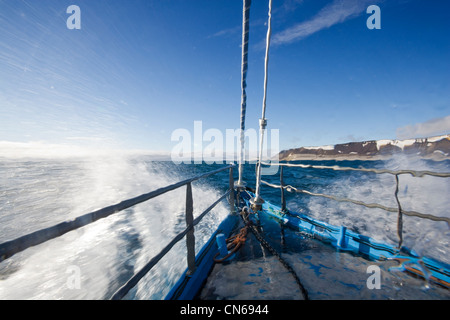 Norwegen, Spitzbergen, Nordaustlandet, Yacht SV Arctica Segeln durch schwere See in Hinlopen-Straße am Sommerabend Stockfoto