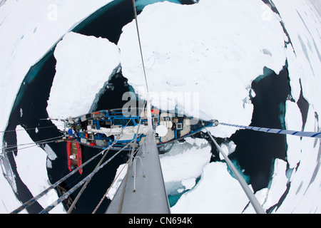 Norwegen, Spitzbergen, Nordaustlandet, SV Arctica langsam seinen Weg durch das Meer Eis im Hinlopen Straße auswählen Stockfoto