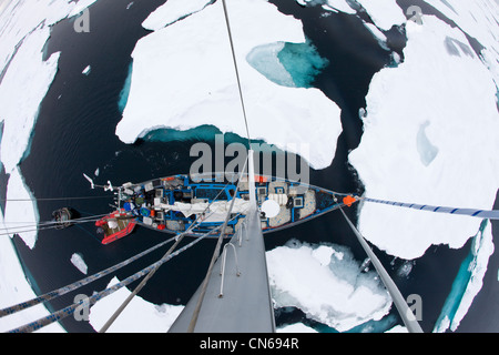 Norwegen, Spitzbergen, Nordaustlandet, SV Arctica langsam seinen Weg durch das Meer Eis im Hinlopen Straße auswählen Stockfoto