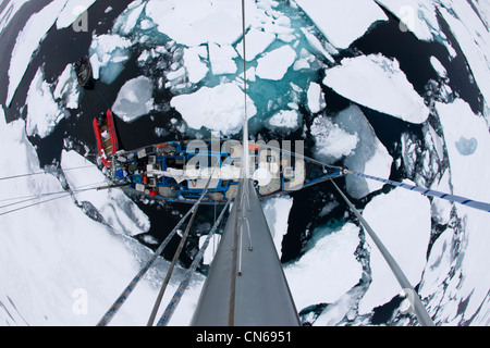 Norwegen, Spitzbergen, Nordaustlandet, SV Arctica langsam seinen Weg durch das Meer Eis im Hinlopen Straße auswählen Stockfoto