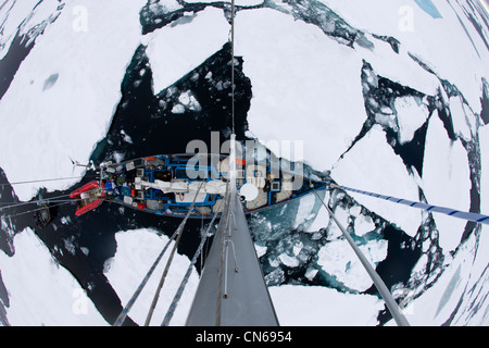 Norwegen, Spitzbergen, Nordaustlandet, SV Arctica langsam seinen Weg durch das Meer Eis im Hinlopen Straße auswählen Stockfoto