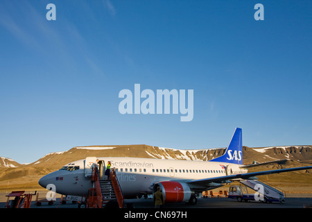 Norwegen, Spitzbergen, Longyearbyen, Mitternachtssonne leuchtet SAS Airbus 320 Jet auf der Piste nach Ankunft Stockfoto