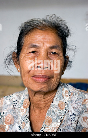 Eine ältere asiatische Senioren-Frau ist entspannend in Vientiane, Laos. Stockfoto