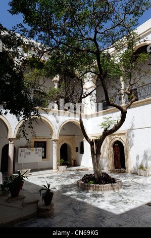 Tripolis. Libyen. Blick auf den Marmor gepflasterte Innenhof des alten britischen Konsulat die großen Baum in der Mitte und ist Stockfoto