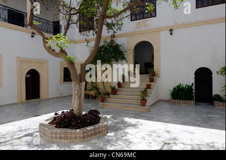 Tripolis. Libyen. Blick auf den Marmor gepflasterte Innenhof des alten britischen Konsulat die großen Baum in der Mitte und ist Stockfoto