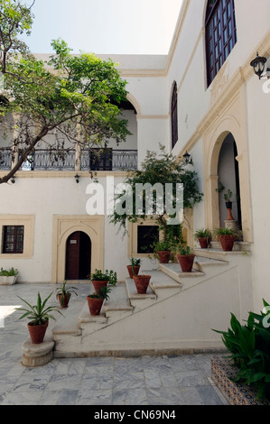 Tripolis. Libyen. Blick auf die Treppe in den Marmor gepflasterte Innenhof des alten britischen Konsulat die große Baum hat in seiner Stockfoto