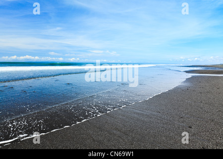 Medewi Strand mit schwarzem Vulkansand Stockfoto