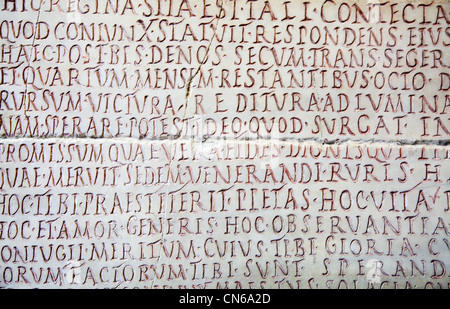 Eingraviert in lateinischer Schrift Mauerwerk am Amphitheater in den ...