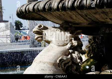 Tripolis. Libyen. Nahaufnahme der Pferdekopf aus reich verzierten Brunnen von Seepferdchen in Green Square oder Märtyrer-Platz gelegen. Stockfoto