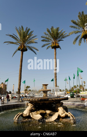 Tripolis. Libyen. Blick auf die Palmen, die rund um die reich verzierten Brunnen Seepferdchen befindet sich im Green Square oder Märtyrer Stockfoto