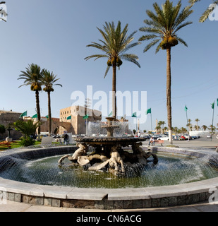 Tripolis. Libyen. Blick auf die Palmen, die rund um die reich verzierten Brunnen Seepferdchen befindet sich im Green Square oder Märtyrer Stockfoto