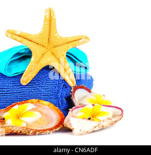 Strand-Accessoires, Konzeptbild von Sommer Urlaub & Reisen, isoliert auf weißem Hintergrund Stockfoto