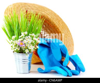 Gartengeräte mit frischen Blumen, die isoliert auf weißem Hintergrund, organische Gartenkonzept
