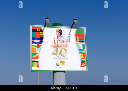 Tripolis. Libyen. Ein Plakat hängt an Umfrage mit ikonischen Leitfigur der Bild Libyens Oberst Muammar Qaddafi. Stockfoto