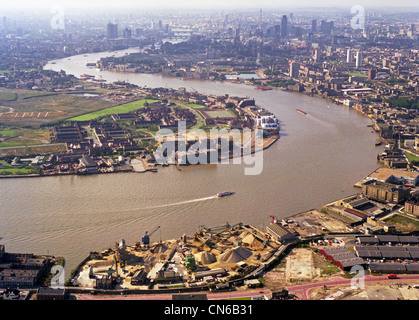 Seltener historischer Luftblick auf die Skyline von London aus Canary Wharf im September 1984 Stockfoto