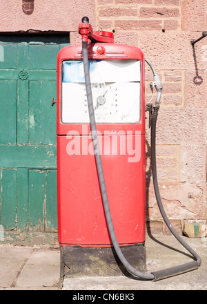 Eine alte rote stillgelegten Kraftstoffpumpe. Stockfoto