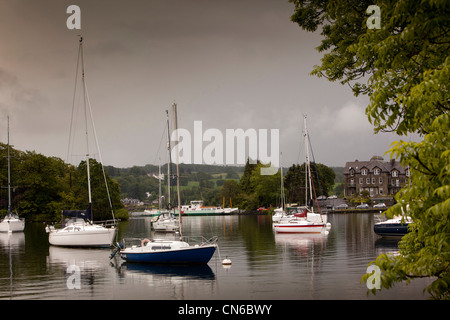 Lake Windermere, Bowness Fähre ankommen bei der Landung, weit Sawrey, Cumbria, UK Stockfoto