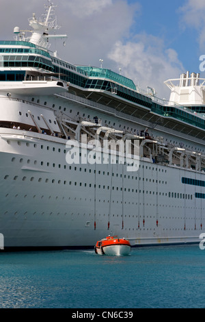 Moderne Kreuzfahrtschiff setzt Rettungsboote während einer Sicherheit Drill am 25. März 2012 in Nassau, Bahamas. Stockfoto