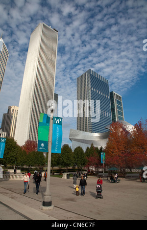Menschen zu Fuß die Plaza des Millennium Park im Grant Park im Loop-Community-Bereich der Innenstadt von Chicago mit Aon Center Tower Stockfoto