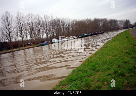 Lastkähne auf Canal de Neufosse, zitieren, Saint-Michel, Watten, Nord, Frankreich Stockfoto