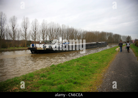 Lastkähne auf Canal de Neufosse, zitieren, Saint-Michel, Watten, Nord, Frankreich Stockfoto