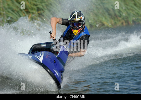 Jet-Ski über See mit Wasserspray hinter Stockfoto