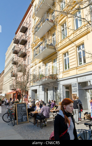 Straßencafé in der Oderberger Straße, Bezirk Prenzlauer Berg der östlichen Berlin Stockfoto