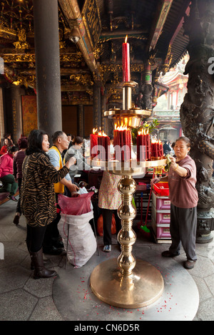 Anbeter Longshan oder Lungshan Tempel Taipei Taiwan. JMH5699 Stockfoto