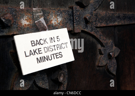 UK, Cumbria, Lake District, Hawkshead, Gymnasium, "Back in 5Minuten Seenplatte" Schild an Tür Stockfoto