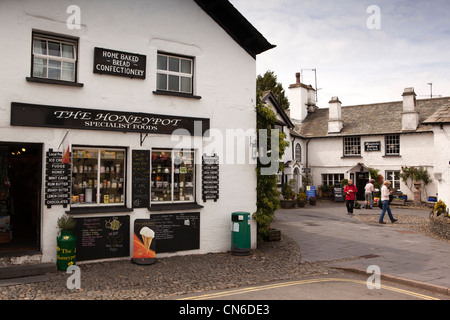 UK, Cumbria, Lake District, Hawkshead, The Square, der Honeypot-Lebensmittel-Laden Stockfoto