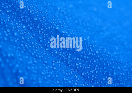 Detailansicht der morgendlichen Tau-Sicke auf der Zeltfläche (flacher Fokus). Konzept des Weltwassertages. Guter Stoff Makro-Nahaufnahme, Handel mit Wasser. Stockfoto